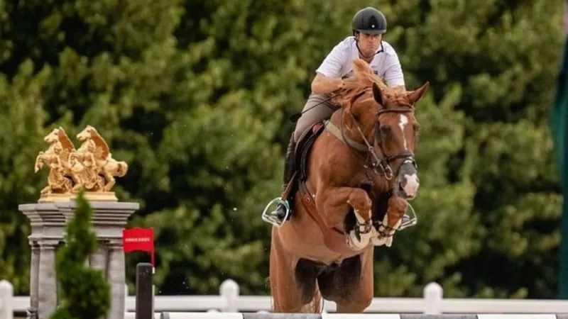 Quem é Pedro Veniss, brasileiro eliminado do hipismo por sangramento no cavalo