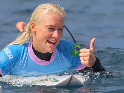 Weston-Webb elimina número 1 do ranking e vai às quartas do surfe; Luana avança