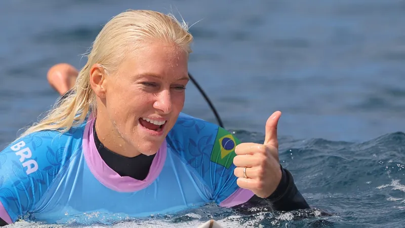 Weston-Webb elimina número 1 do ranking e vai às quartas do surfe; Luana avança