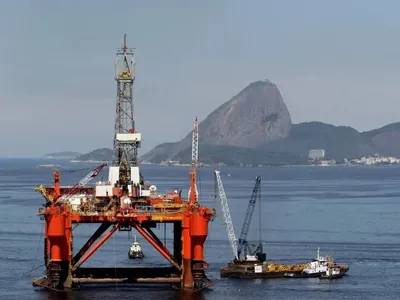 Petróleo fecha em baixa com dólar forte e apreensão sobre demanda