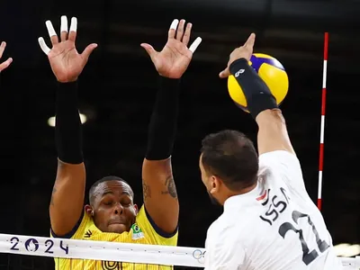 Brasil faz 3 sets a 0 no Egito e vai às quartas de vôlei masculino em Paris-2024