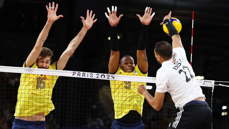 Brasil faz 3 sets a 0 no Egito e vai às quartas de vôlei masculino em Paris-2024