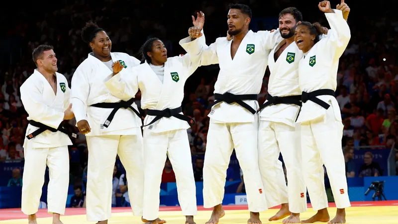 Bia Souza após medalha de bronze por equipes: "Brasil agora é o país do judô"