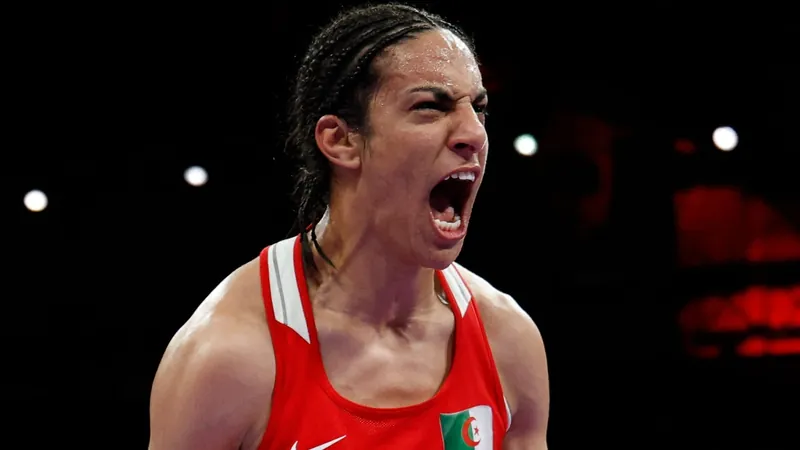 Após polêmica sobre gênero, boxeadora argelina garante medalha na Olimpíada