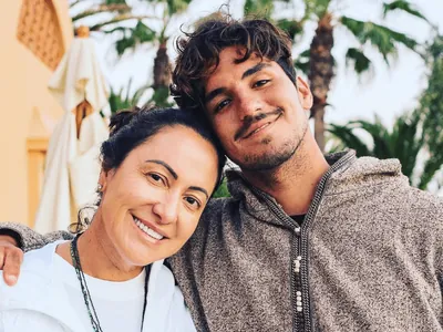 Mãe celebra bronze e paz entre Gabriel Medina e Charles: "Voltamos mais fortes"