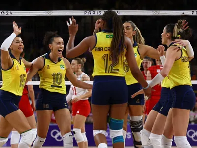 Após set com 74 pontos, Brasil derrota Polônia no vôlei e avança como líder