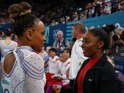 Rebeca Andrade vai encarar Simone Biles na trave e no solo; compare notas