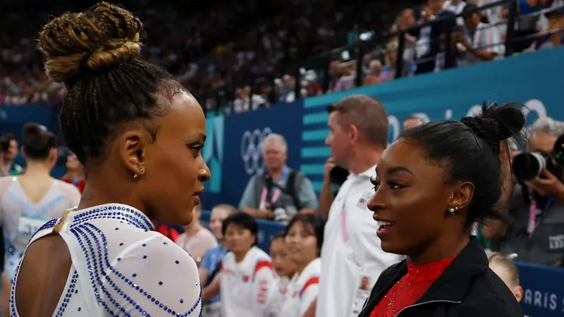 Rebeca Andrade vai encarar Simone Biles na trave e no solo; compare notas