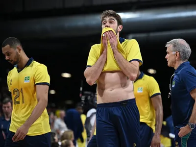Brasil perde para os Estados Unidos e é eliminado nas quartas do vôlei masculino