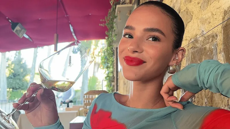 Assumidos! Bruna Marquezine ganha homenagem de João Guilherme