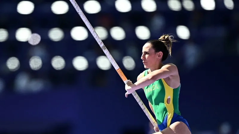 Juliana Campos fica fora da final do salto com vara na Olimpíada de 2024