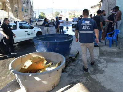 Ferro-velho irregular é fechado por agentes da Operação Desmonte, em Niterói