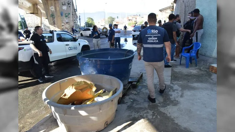 Ferro-velho irregular é fechado por agentes da Operação Desmonte, em Niterói