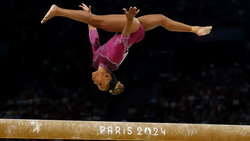 Rebeca Andrade fica em 4º e italiana leva ouro na trave; Simone Biles cai e é 5º