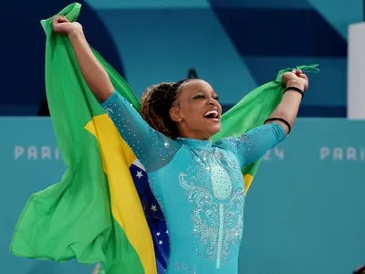 Rebeca Andrade é ouro no solo e se torna maior medalhista olímpica do Brasil