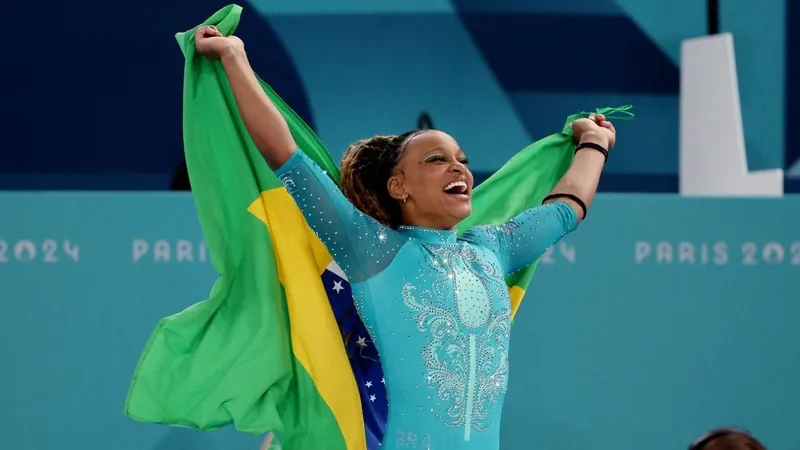 Rebeca Andrade é ouro no solo e se torna maior medalhista olímpica do Brasil