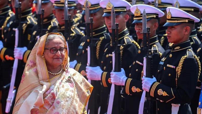 Primeira-ministra de Bangladesh renuncia após protestos violentos