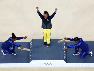 Biles “se curva” para Rebeca após ser derrotada pela brasileira no solo