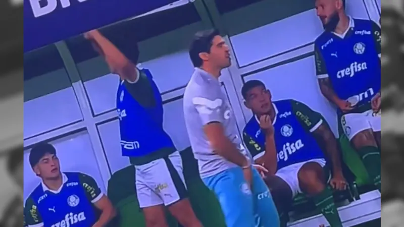 Daronco consulta o VAR, vê gesto obsceno e expulsa Abel Ferreira