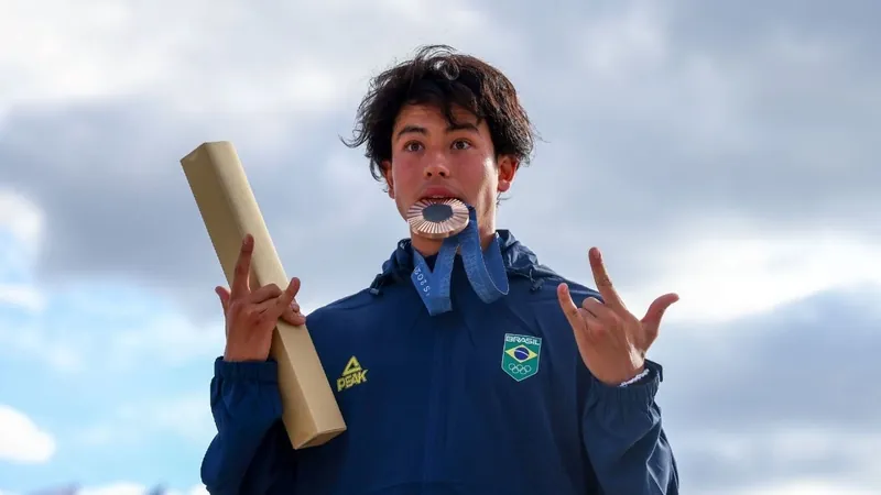 Akio homenageia Pedro Barros após bronze: "Sou grato pelo que fez para o skate"