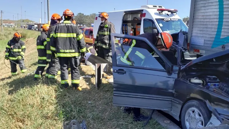 Idoso é socorrido após grave acidente de trânsito na Dutra em Jacareí