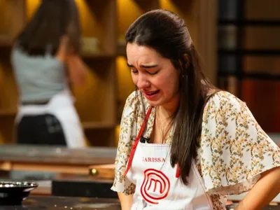 Larissa chora e deixa MasterChef com crítica de Fogaça: "Pastelzinho de feira"