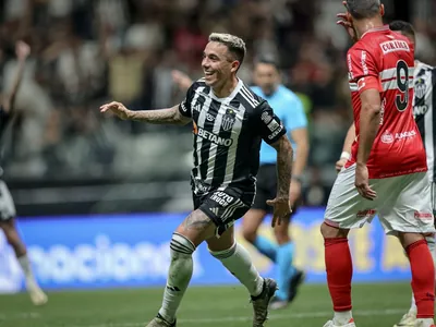 Com 2 gols de Saravia, Atlético-MG bate CRB e avança na Copa do Brasil