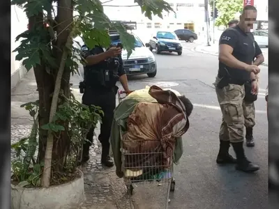 Polícia investiga assassinato de homem encontrado em carrinho de supermercado