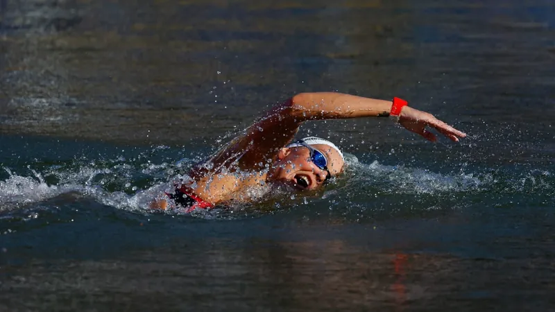 Ana Marcela Cunha é 4ª na maratona aquática em Paris-2024; holandesa leva o ouro