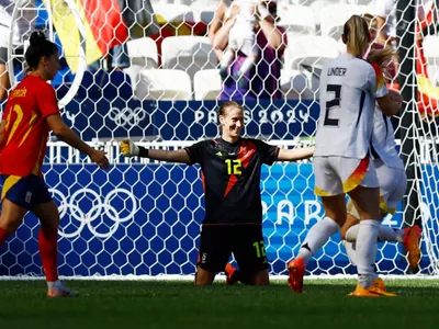 Goleira alemã que pegou pênalti e brilhou por bronze superou duas vezes o câncer