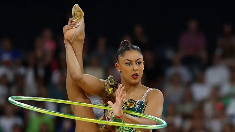 Bárbara Domingos fica em 10º na final do individual geral da ginástica rítmica