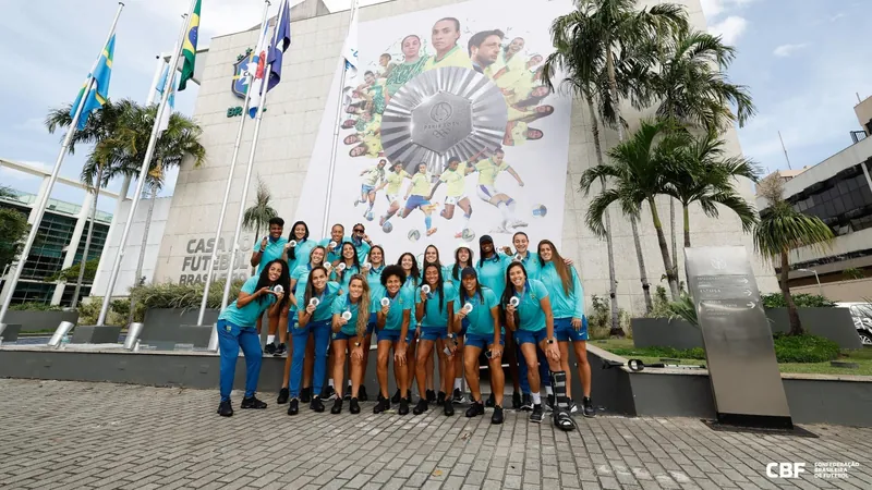 Seleção feminina ganha homenagem na fachada da sede da CBF