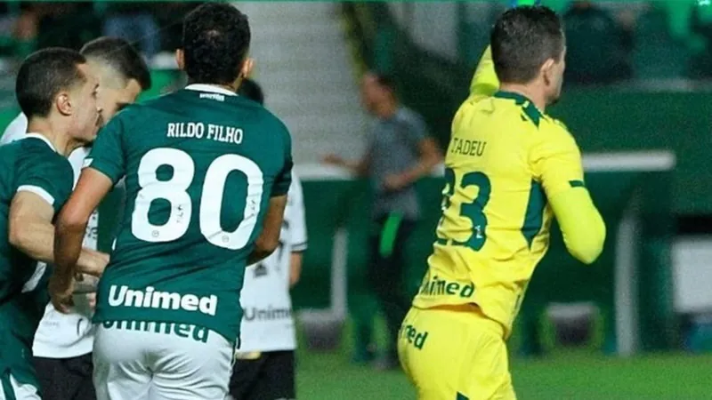 Com 2 gols de goleiro, Goiás bate Ceará de virada; assista