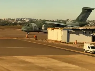 Avião da FAB pousa em Cascavel com corpos de vítimas do acidente em Vinhedo (SP)