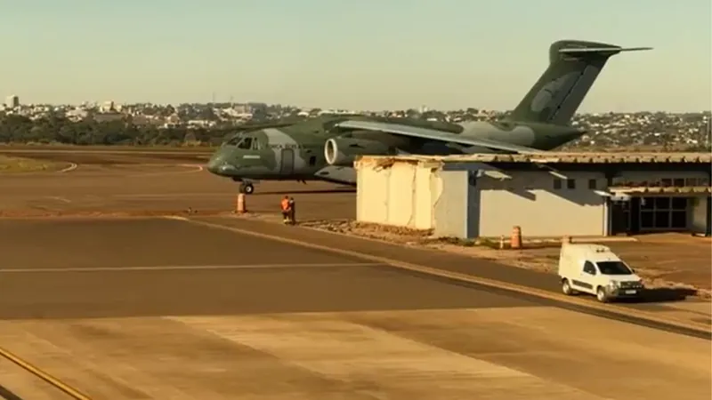 Avião da FAB pousa em Cascavel com corpos de vítimas do acidente em Vinhedo (SP)