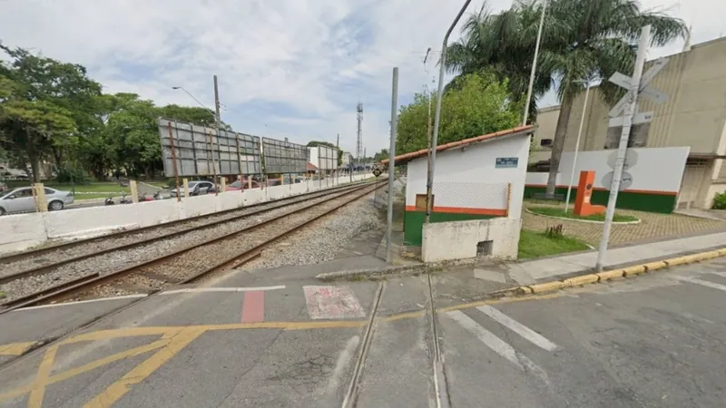 Ciclista é atropelado por trem no centro de Lorena