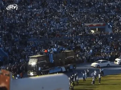 Feriado e estádio lotado: Botsuana para e recebe vencedor dos 200m com festa