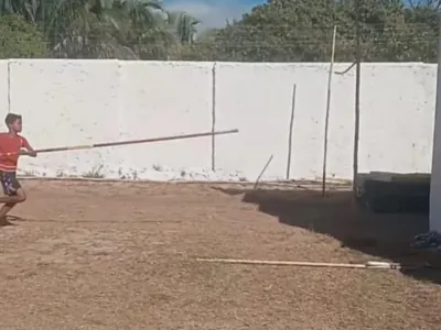 Vídeo de menino treinando salto com vara com material improvisado viraliza