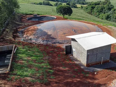 Resíduos que geravam problemas em fazendas se transformam em biogás