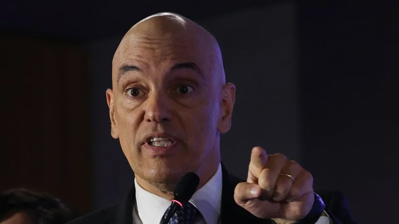 Alexandre de Moraes autorizou prisão de Braga Netto, realizada neste sábado (14)