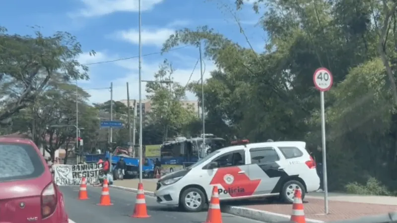 Moradores do Banhado fazem protesto contra a falta de água no bairro em SJC