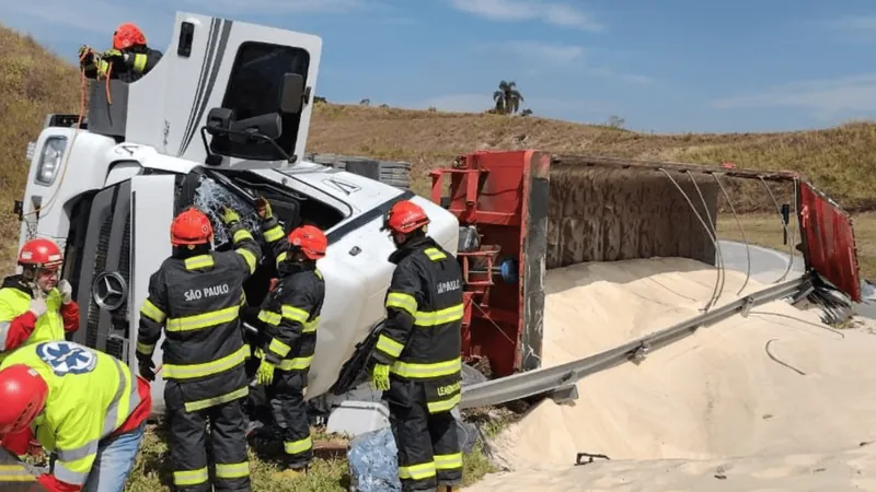 Motorista fica ferido após caminhão que transportava areia tombar em Jacareí