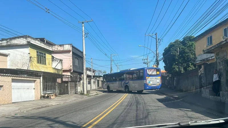 Criminosos sequestram ônibus para fechar ruas de Guadalupe em operação da PM