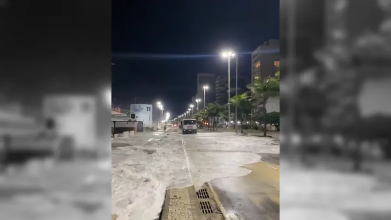 Após início de ressaca, ondas invadem calçadão do Leblon