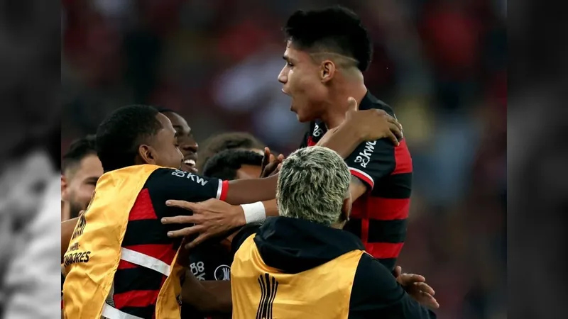 Flamengo marca no fim, vence Bolívar por 2 a 0 e abre vantagem por vaga