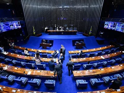 Cláudio Humberto: senadores são dispensados de bater ponto e podem votar à distância