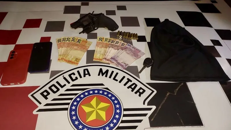 Polícia Militar apreende arma de fogo, munições e touca ninja em Cruzeiro