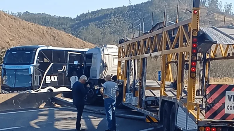 Caminhão-cegonha bate em barreira de concreto e bloqueia Dutra em Queluz