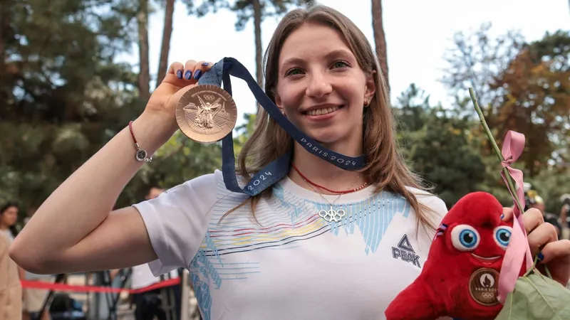 Ginasta romena recebe medalha de bronze após polêmica em Paris-2024