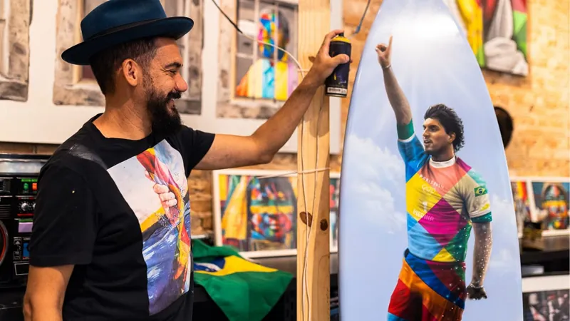 Artista Kobra homenageia Gabriel Medina com pintura em prancha